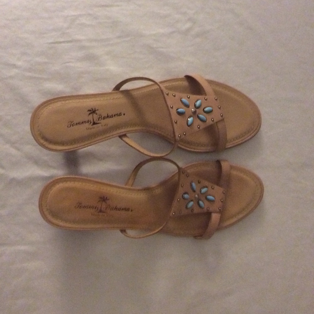 Ladies sandals.